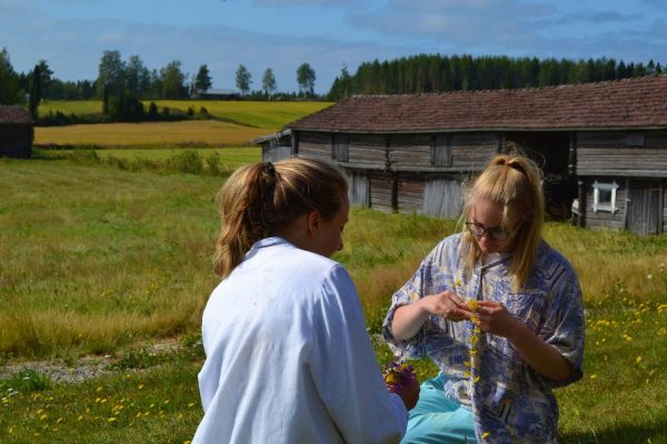 Kaksi naista peltojen edessä