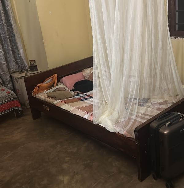 Sänky. hyttysverkko, matkalaukku