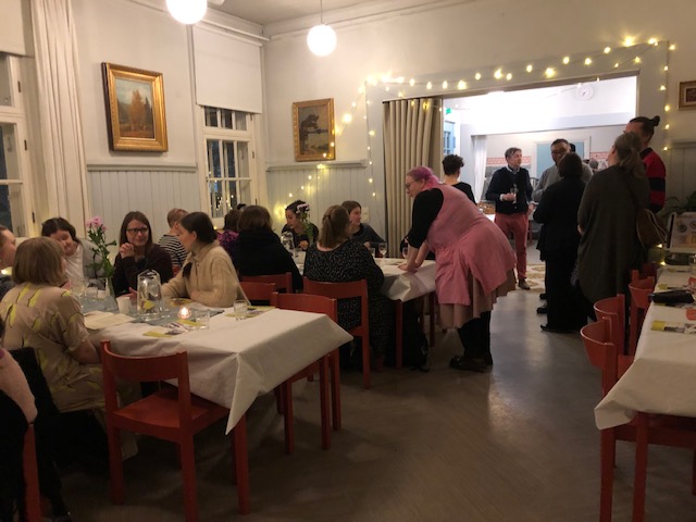 Ihmisiä juhlatunnelmissa Rauhanaseman salissa