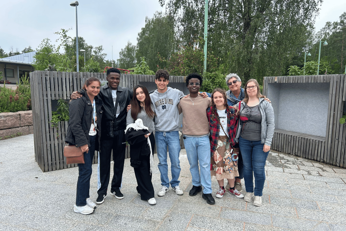 Ryhmä monikulttuurisia ihmisiä