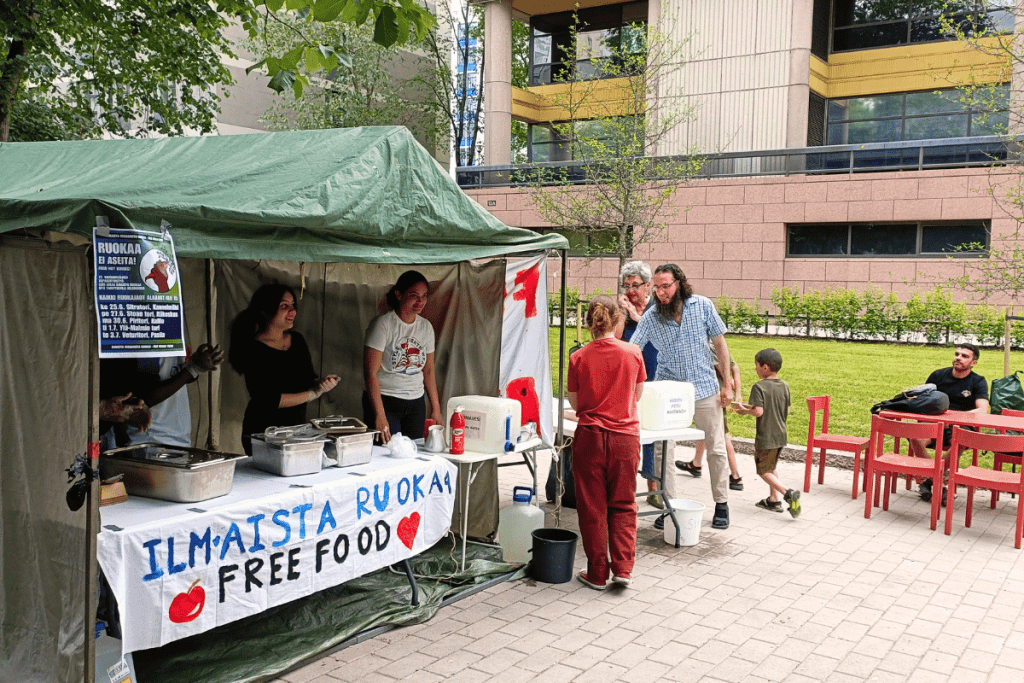ilmaista ruokaa jaetaan kojulla kaupungissa